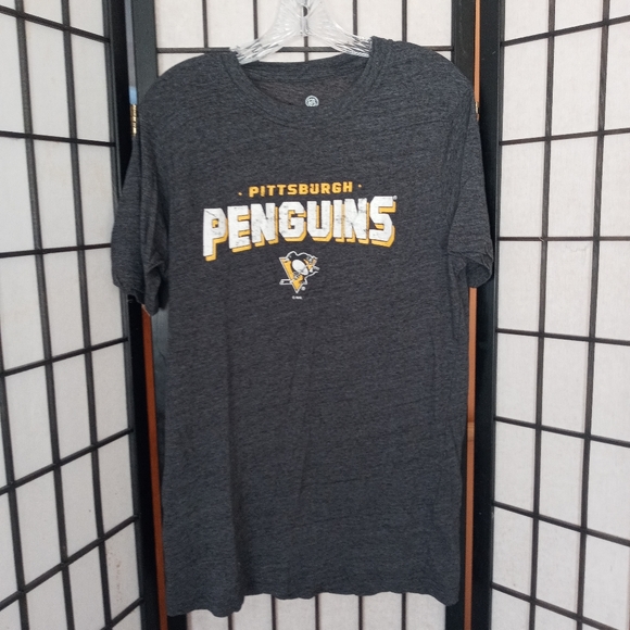 NHL Tops - Womens Large NFL Penguins Fitted Tee